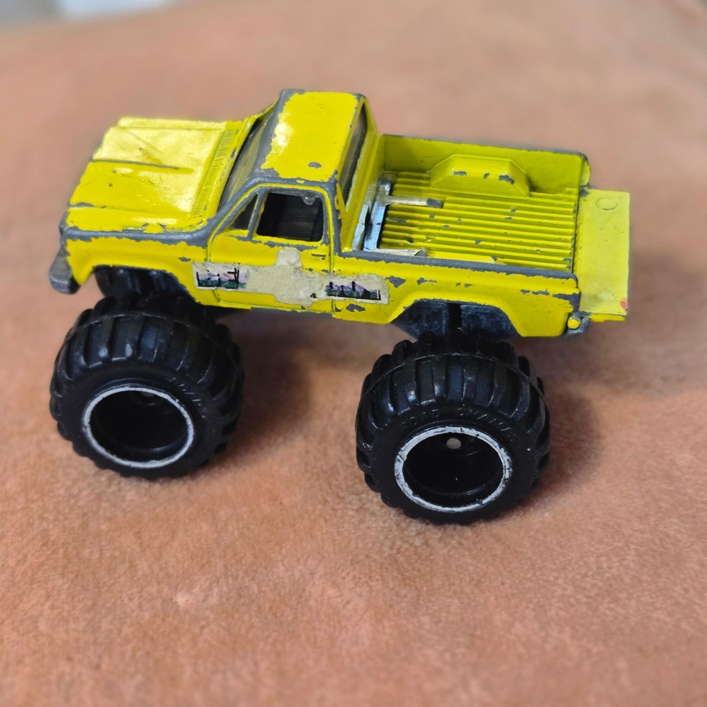 VTG 1984 Bear Foot Monster Truck Road Champs Yellow Diecast Toy Pickup 4x4 Large